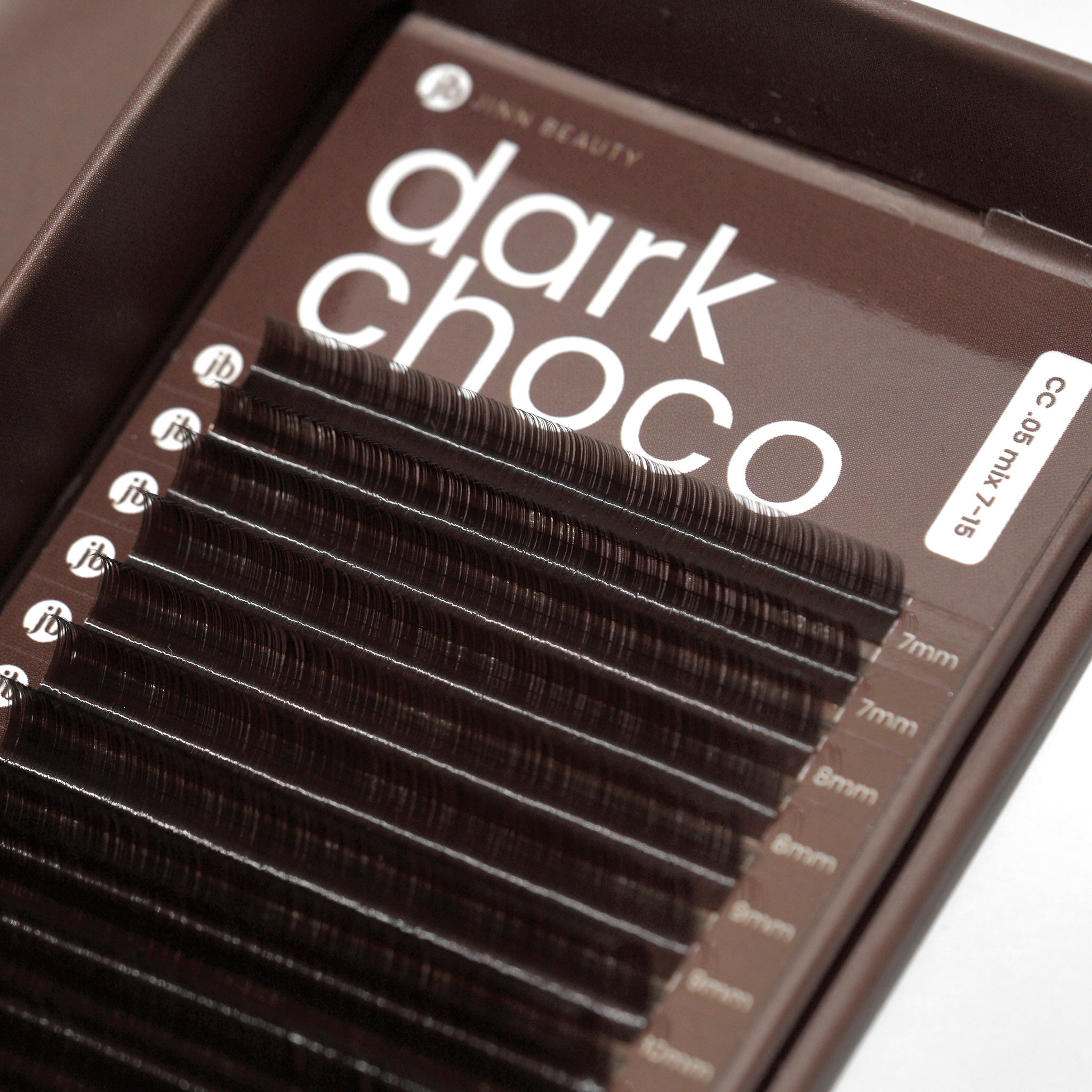 dark_chocolate_brown_lashes_close_up.png