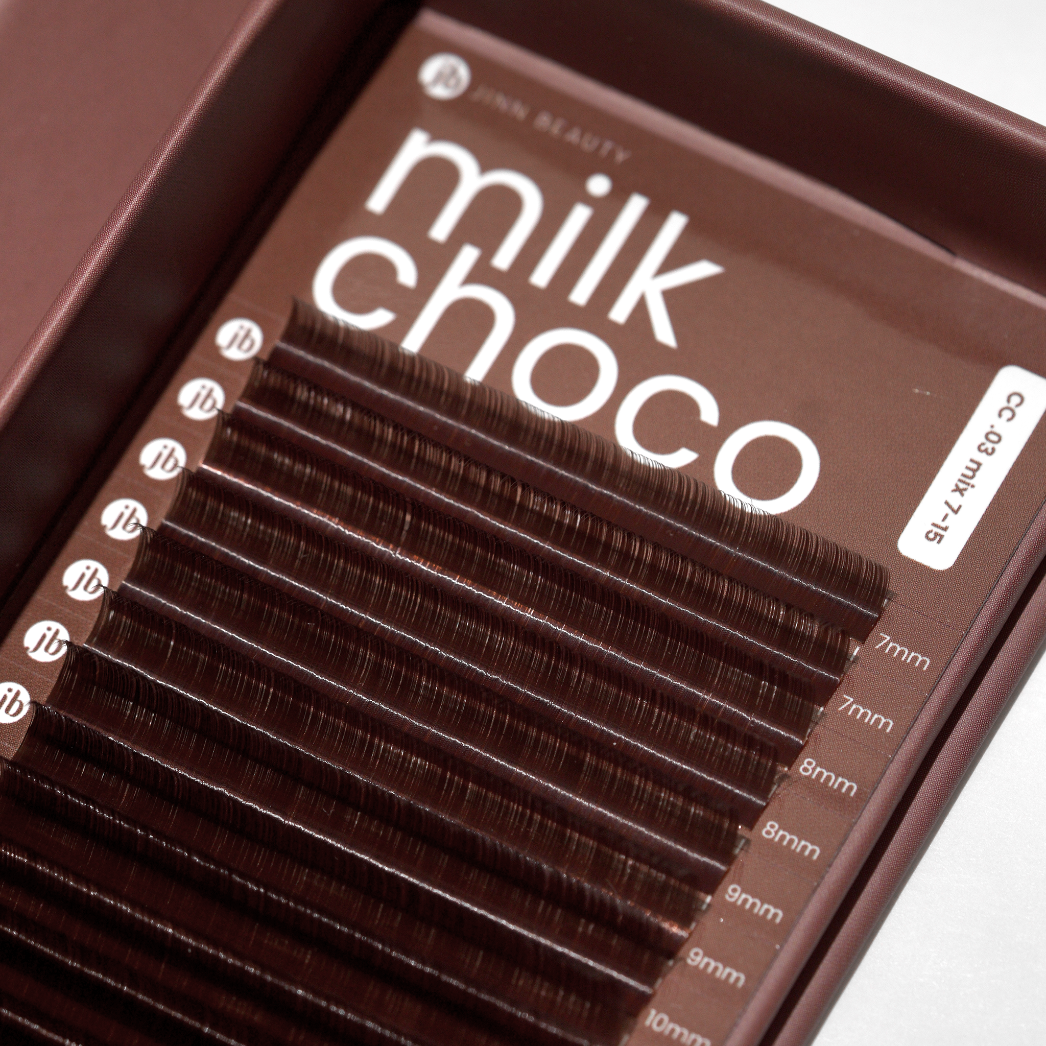 milk_choco_brown_lashes_close_up.png